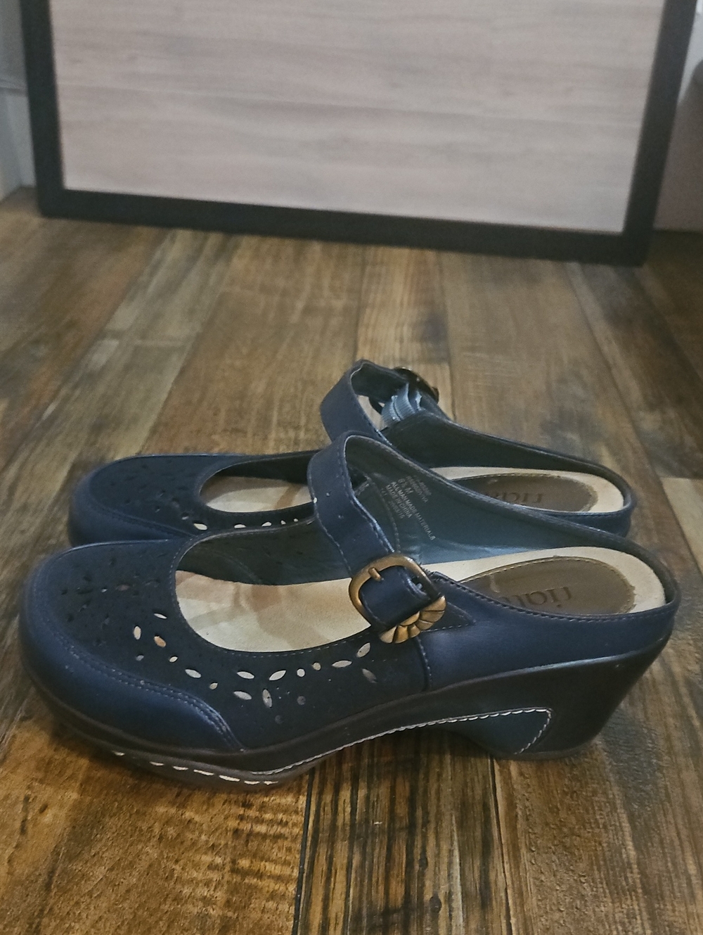Rialto Women's Navy Mary Jane Clog with Buckle. Size 8.5
